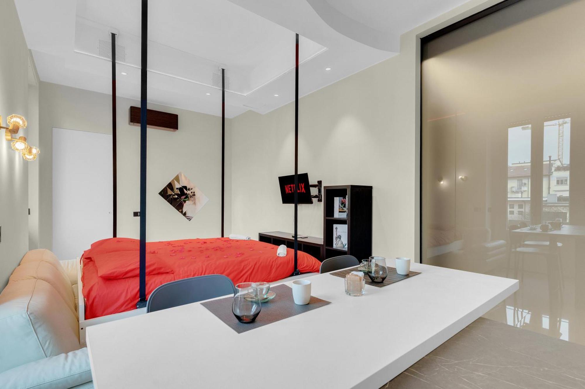 Is In The Air - Suspended Bed & Bath Hub Apartment Mailand